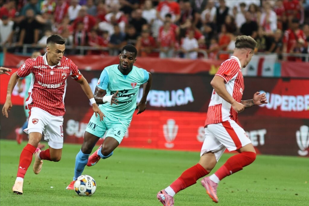 Dinamo și UTA au încheiat la egalitate. „Câinii roșii” au terminat meciul cu doi oameni în minus