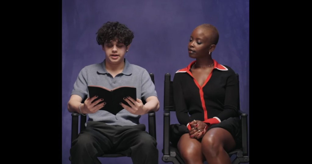 Doi actori din serialul Wednesday au recitat Plumb de George Bacovia: „Salut, România. Am auzit că îți place foarte mult poezia sumbră”