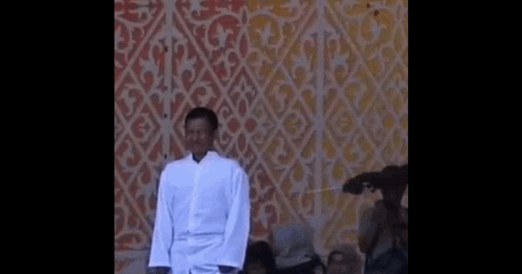 Doi bărbaţi din Indonezia, biciuiți în public cu câte 76 lovituri. Au fost găsiţi vinovaţi de întreţinere de relaţii homosexuale