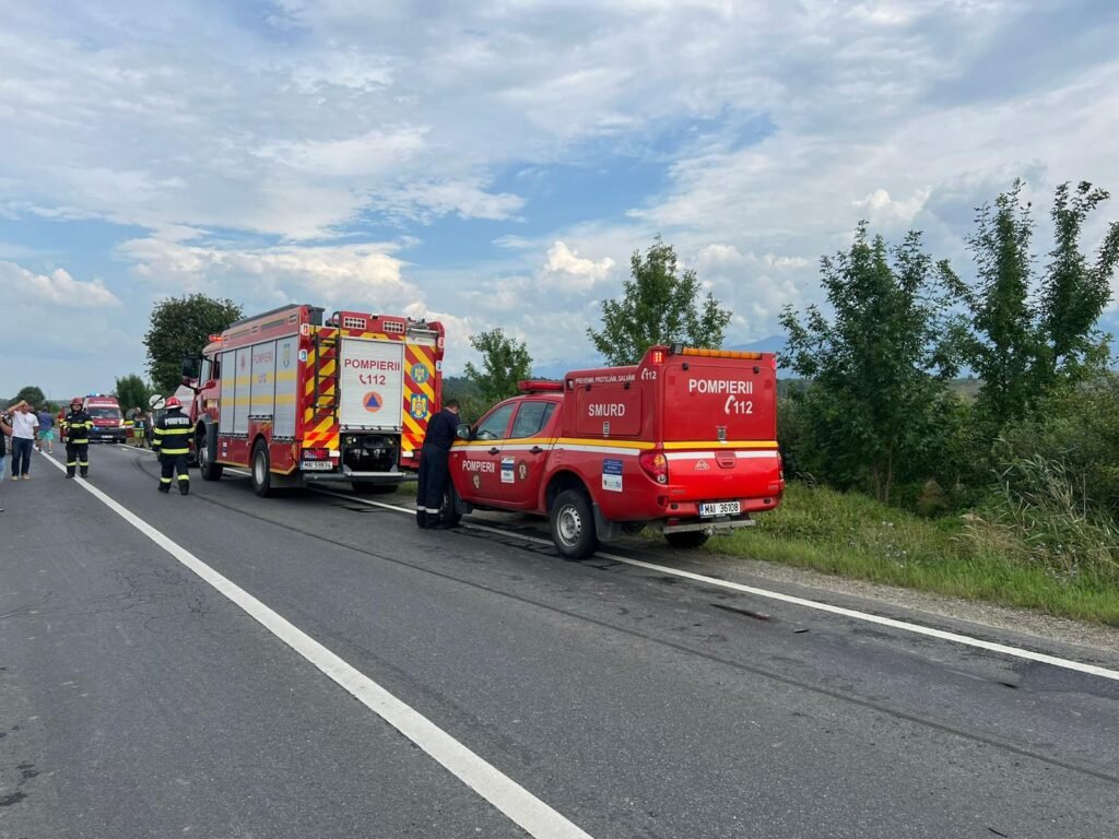 Imagine cu o autospeciale ale pompierilor pe DN1, județul Sibiu, unde s-a petrecut un accident rutier între un microbuz și o mașină