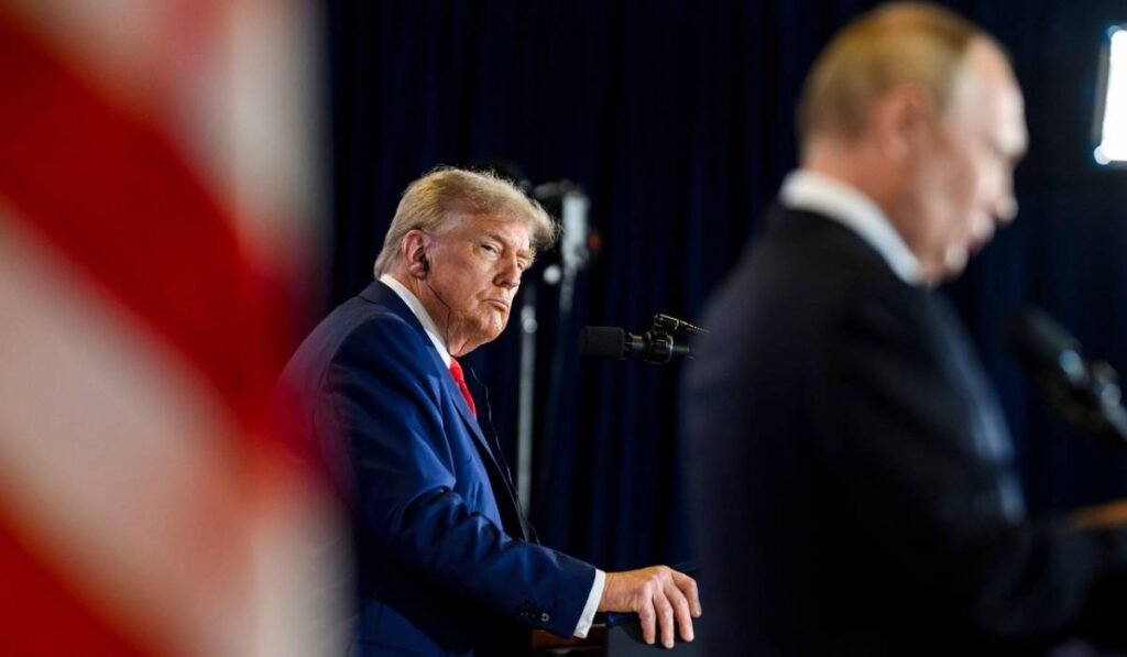 Donald Trump și Vladimir Putin în timpul conferinței de presă din Alska, președintele american privește spre președintele Rusiei