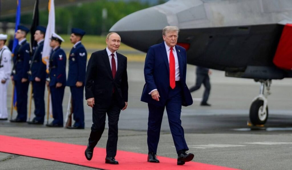 Donald Trump și Vladimir Putin pe covorul roșu din aeroport, în momentul în care s-au întâlnit în Alaska