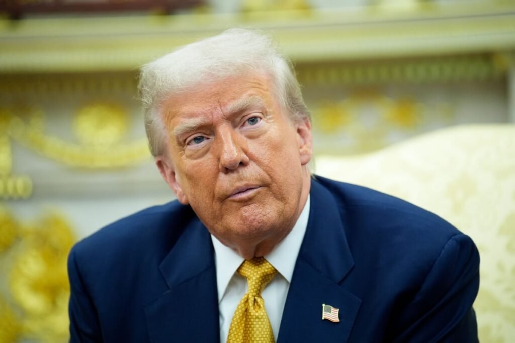 Președintele Statelor Unite, Donald J. Trump, răspunde întrebărilor jurnaliștilor în timpul întâlnirii sale în Biroul Oval de la Casa Albă.