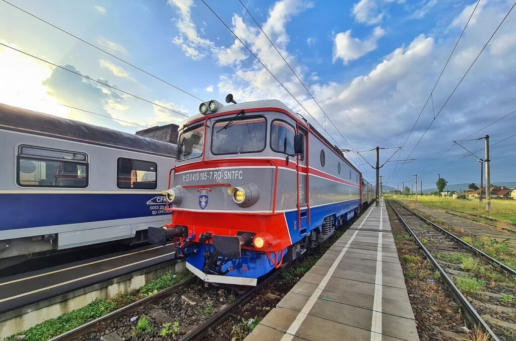 Două fetițe, rănite în tren, după ce un geam s-a desprins și a căzut peste ele