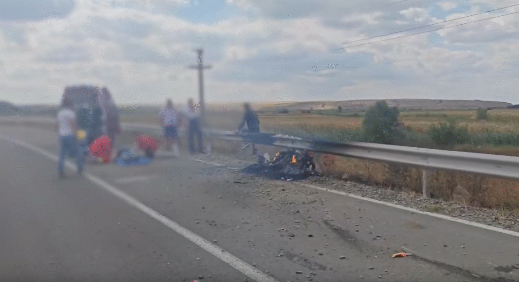 Două motociclete s-au ciocnit pe o șosea din județul Constanța, iar una a luat foc (Video)