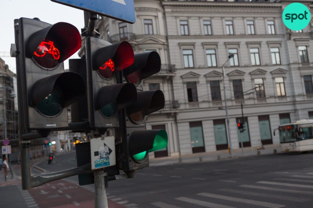 Exclusiv Compania municipală de semafoare bate pasul pe loc de 4 ani. Cum s-a trezit cu un director al nimănui, jucător de poker și sponsor al lui George Simion Exclusiv Compania municipală de semafoare bate pasul pe loc de 4 ani. Cum s-a trezit cu un director al nimănui, jucător de poker și sponsor al lui George Simion