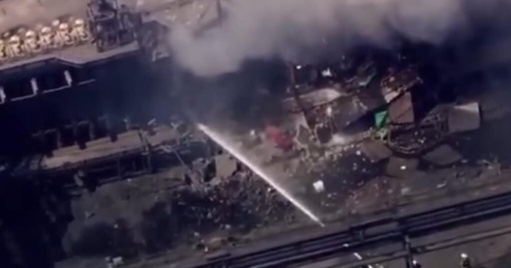 Explozie puternică, urmată de incendiu, la una dintre cele mai mari uzine de oţel din Pennsylvania. Salvatorii caută victime printre dărâmături Explozie puternică, urmată de incendiu, la una dintre cele mai mari uzine de oţel din Pennsylvania. Salvatorii caută victime printre dărâmături