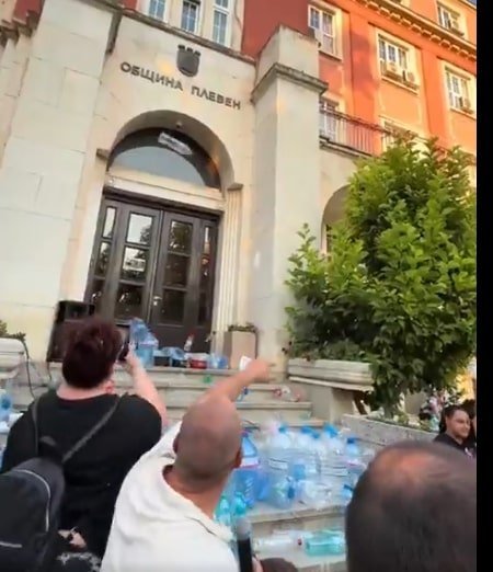 Frustrare maximă în Bulgaria. Mai multe localități și sate au restricții la utilizarea apei, iar, atunci când au apă, aceasta e contaminată Frustrare maximă în Bulgaria. Mai multe localități și sate au restricții la utilizarea apei, iar, atunci când au apă, aceasta e contaminată