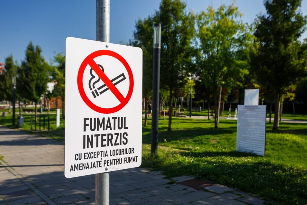 Fumatul e interzis de azi în stațiile de autobuz și în parcurile din Cluj-Napoca. Amenzi de până la 500 de lei Fumatul e interzis de azi în stațiile de autobuz și în parcurile din Cluj-Napoca. Amenzi de până la 500 de lei