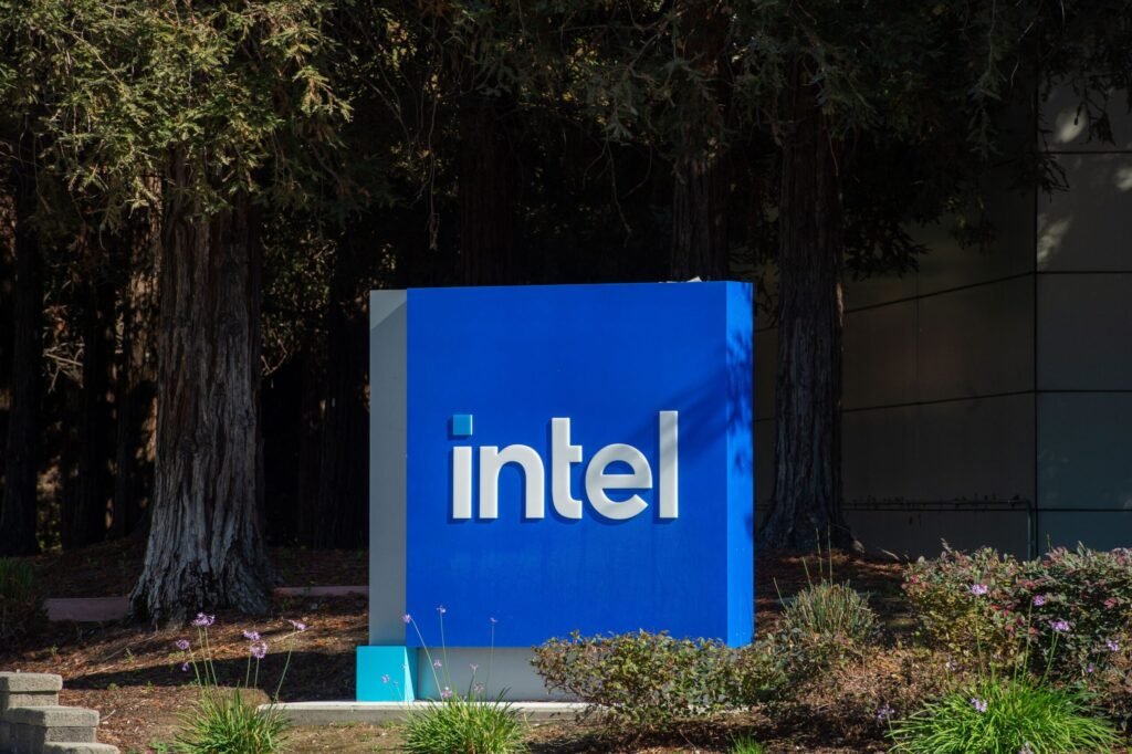 Guvernul SUA preia 10% din Intel, cu 8,9 miliarde de dolari. Trump zice că e o „mare afacere” pentru America