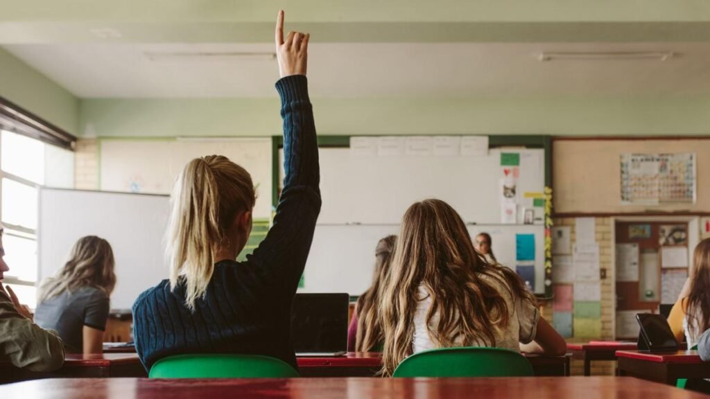 Guvernul lovește în educație. Condiții drastice la acordarea burselor pentru elevi în noul an școlar