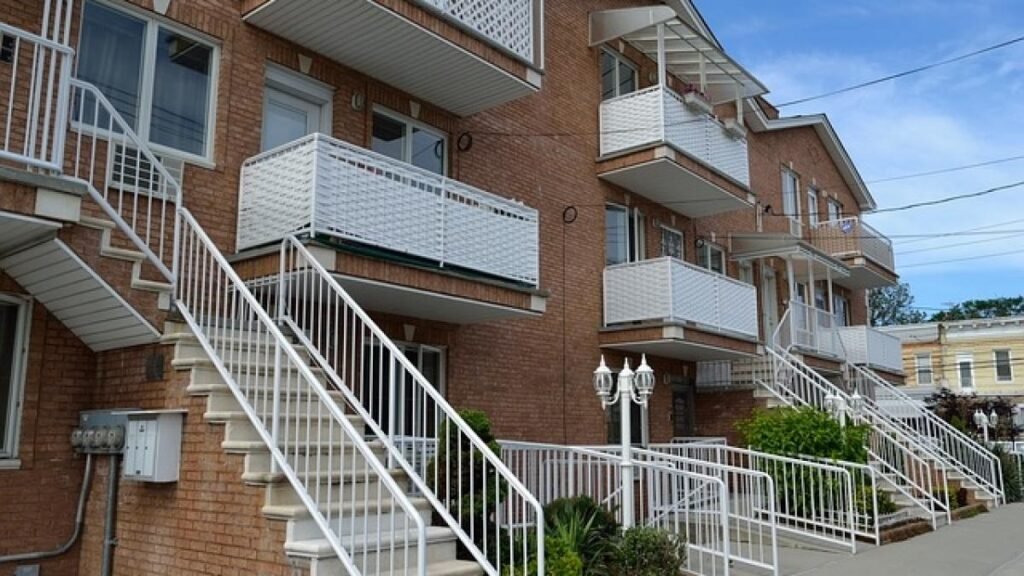 Guvernul vrea să îi lase pe români fără case. Impozite URIAȘE pe proprietăți din 2026 Guvernul vrea să îi lase pe români fără case. Impozite URIAȘE pe proprietăți din 2026