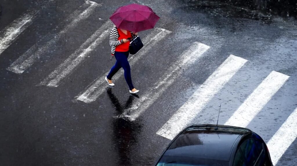 HARTĂ Cod portocaliu de ploi în mai multe județe din țară. Care sunt zonele vizate
