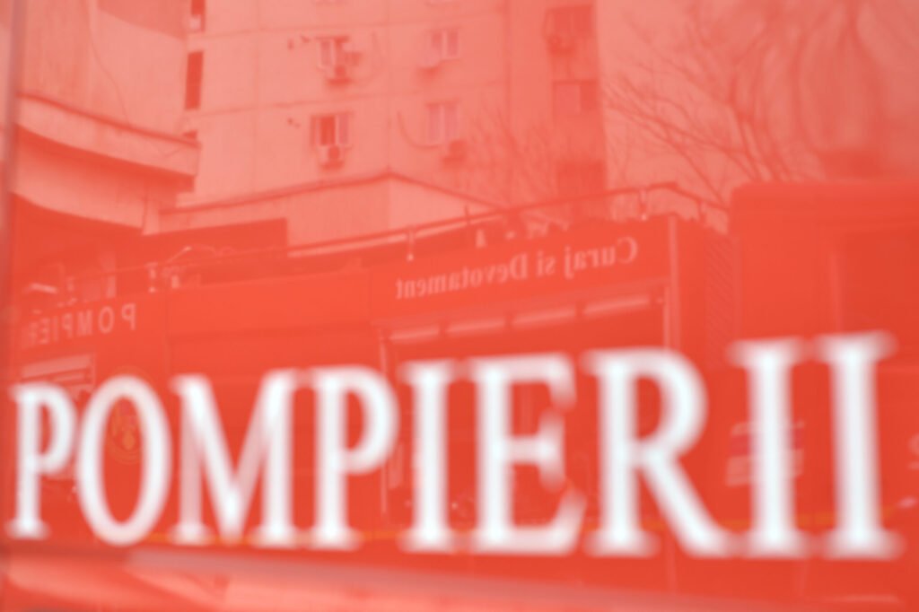 Incendiu în zona stației de epurare din Slatina. Flăcările s-au extins la locuințele din împrejurime