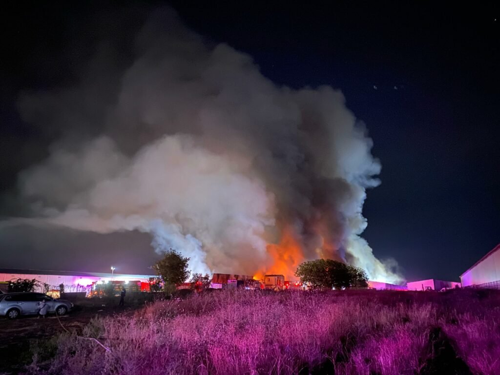 Incendiu puternic la Complexul Comercial Dragonul Roșu, în București / O parte din structura clădirii, prăbușită / Mesaj RO-Alert, emis