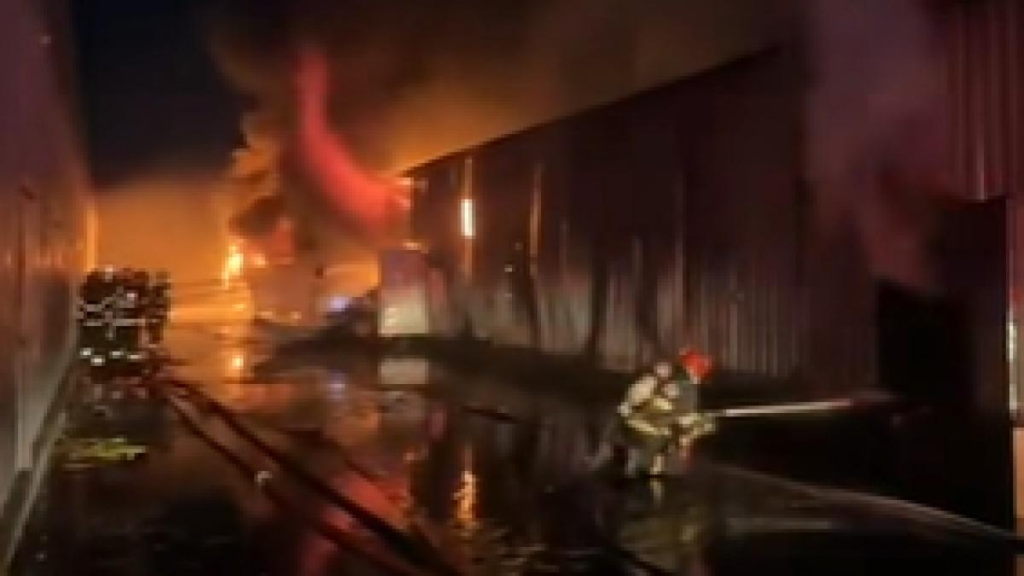 Incendiu puternic la Dragonul Roșu, în București