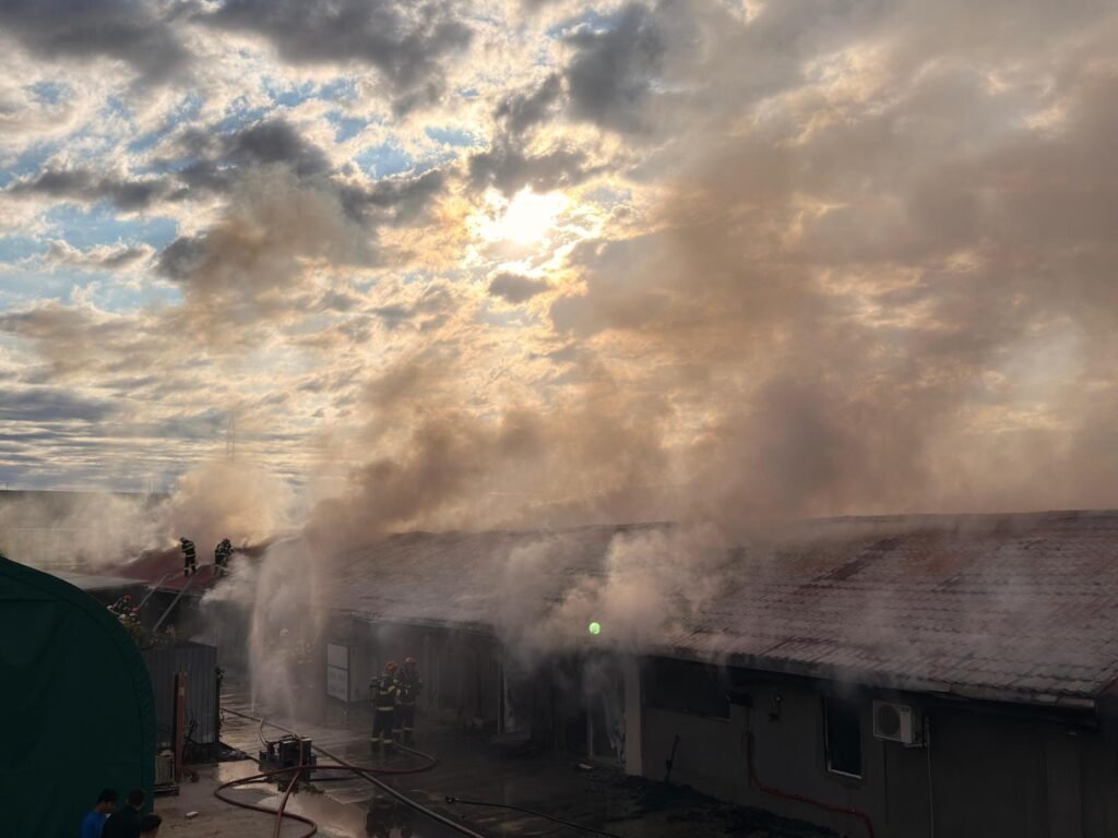 Incendiu uriaș, flăcări izbucnite într-un depozit