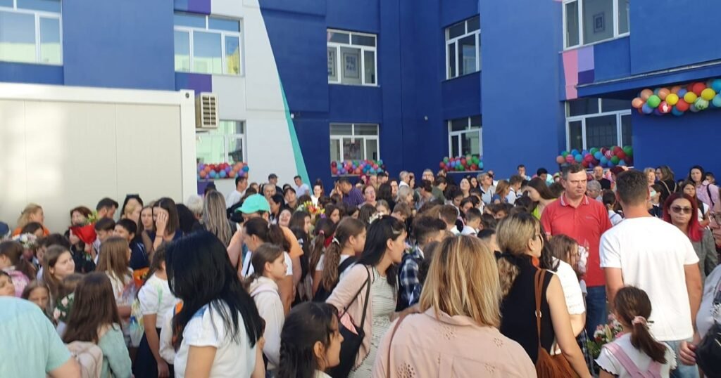 Îndemn la boicotarea festivităților de început de an școlar. Părinte: „Mii de copii vor merge în zona abandonului școlar” Îndemn la boicotarea festivităților de început de an școlar. Părinte: „Mii de copii vor merge în zona abandonului școlar”