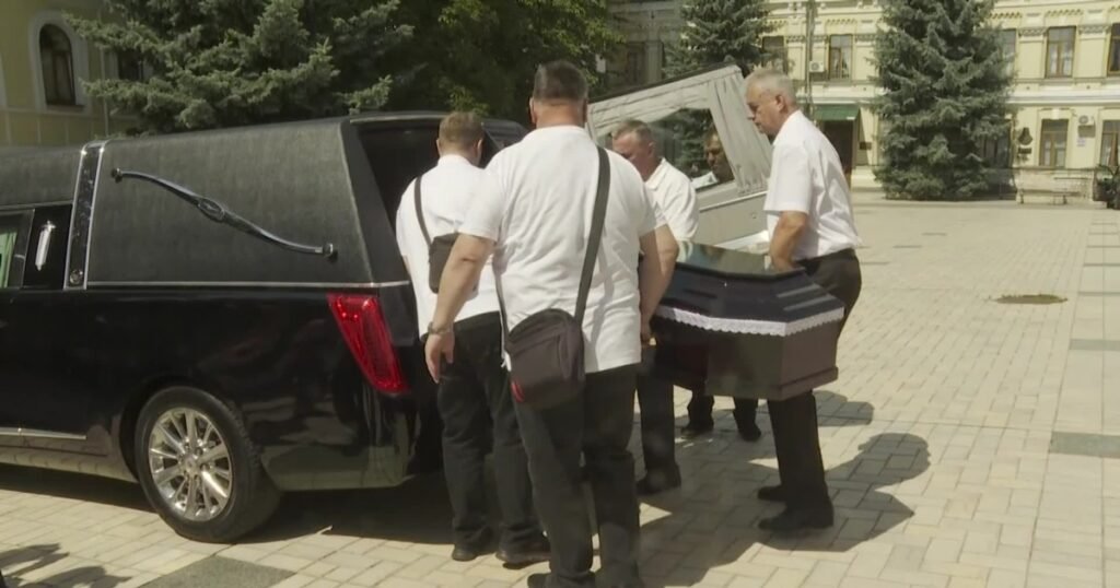Întrebări fără răspuns la înmormântarea jurnalistei ucrainene Victoria Roșcina, fostă colaboratoare a RFE/RL, torturată și ucisă de ruși