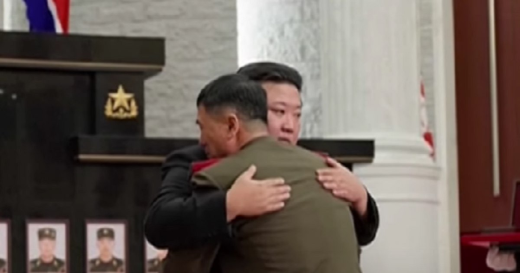 Kim Jong Un a îmbrățișat un supraviețuitor al conflictului din Kursk, cu ocazia unei ceremonii de decorare a soldaților trimiși în războiul din Ucraina Kim Jong Un a îmbrățișat un supraviețuitor al conflictului din Kursk, cu ocazia unei ceremonii de decorare a soldaților trimiși în războiul din Ucraina