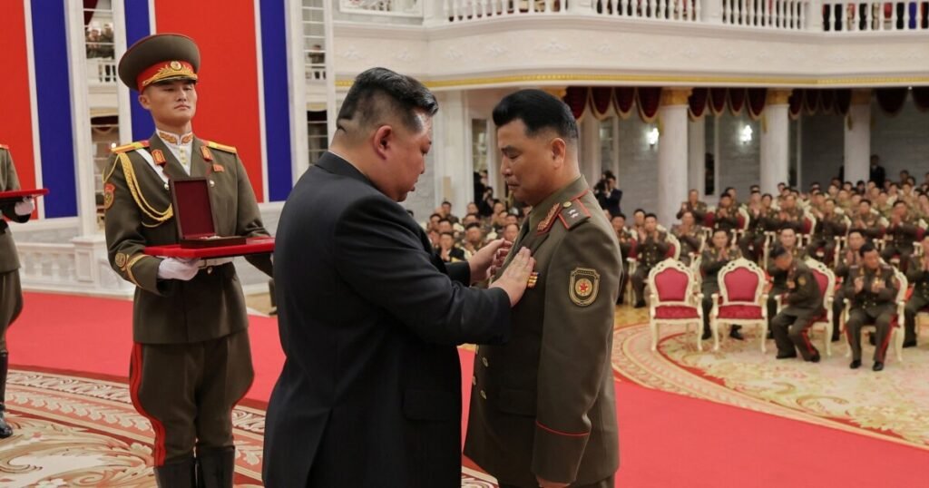 Kim Jong Un i-a decorat pe soldații care au luptat pentru Rusia în războiul împotriva Ucrainei