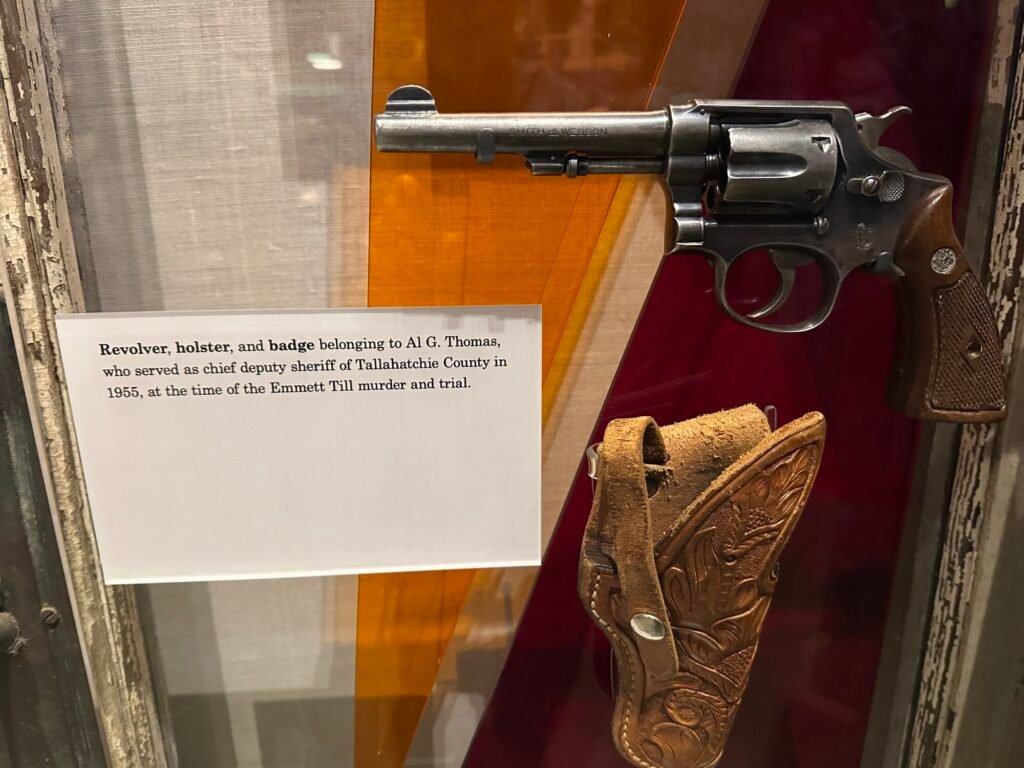 La 70 de ani după uciderea lui Emmett Till, arma folosită în linșarea lui este expusă într-un muzeu