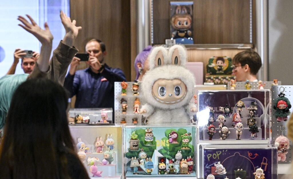 Labubu, păpușa urâtă devenită obsesie globală, l-a făcut ultra-bogat pe creatorul său. A depășit Barbie și Hello Kitty