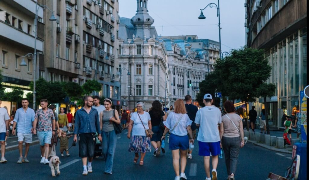 Oameni care se plimbă pe Calea Victoriei