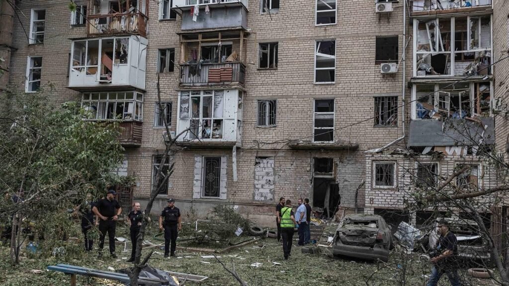 Mai multe persoane rănite, după ce o dronă rusă a lovit un bloc de locuințe în nord-estul Ucrainei Mai multe persoane rănite, după ce o dronă rusă a lovit un bloc de locuințe în nord-estul Ucrainei