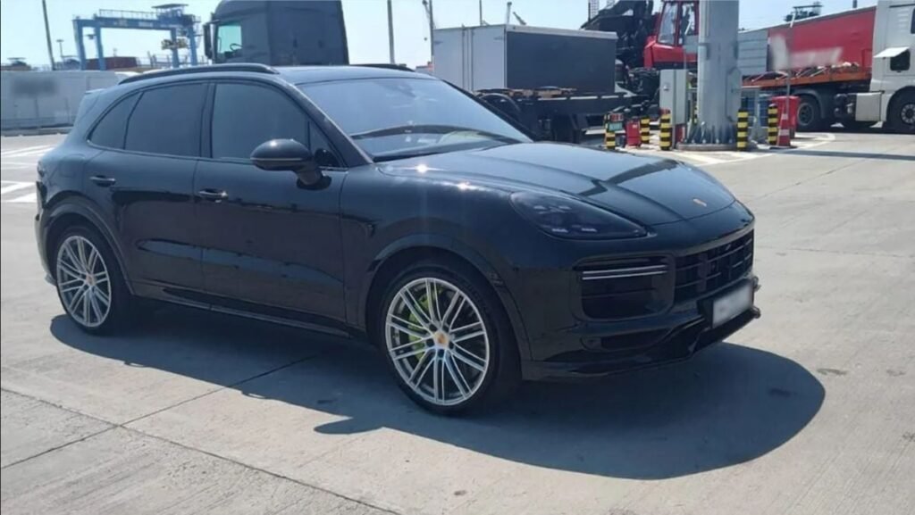 O mașină tip jeep Porsche Cayenne neagră a ajuns în portul Constanța