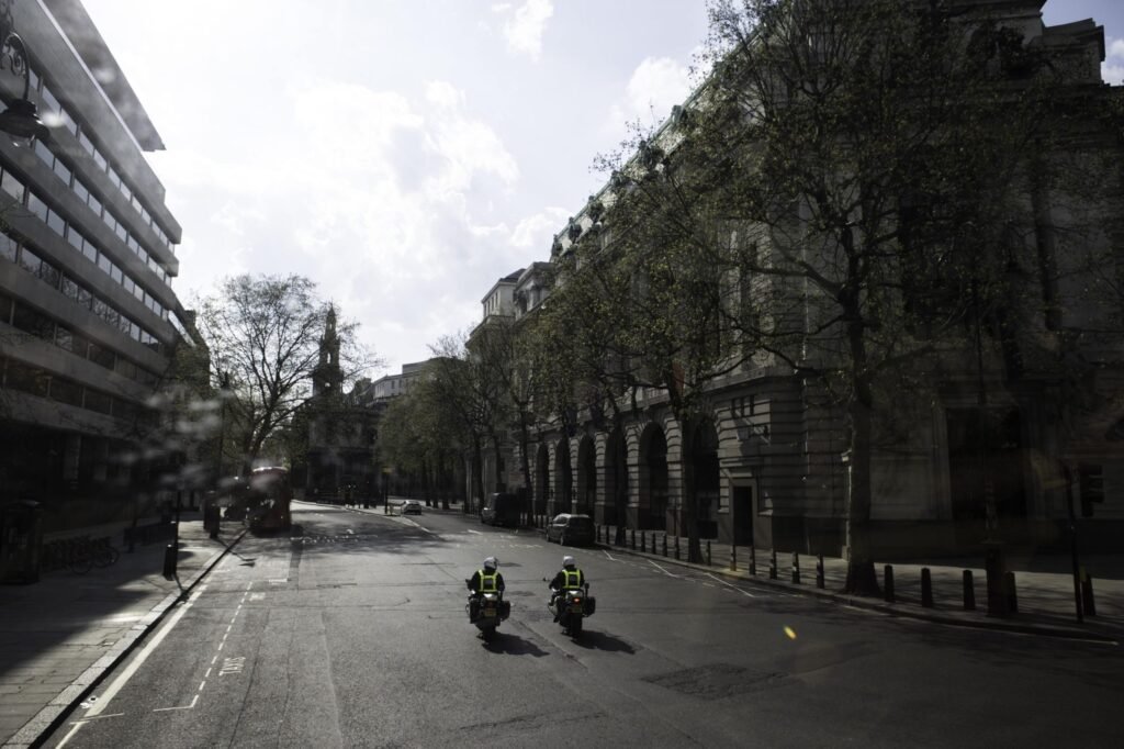 Magazinele de lux din Londra au nouă tactică pentru a opri hoții: „Vă rugăm să bateți la ușă”