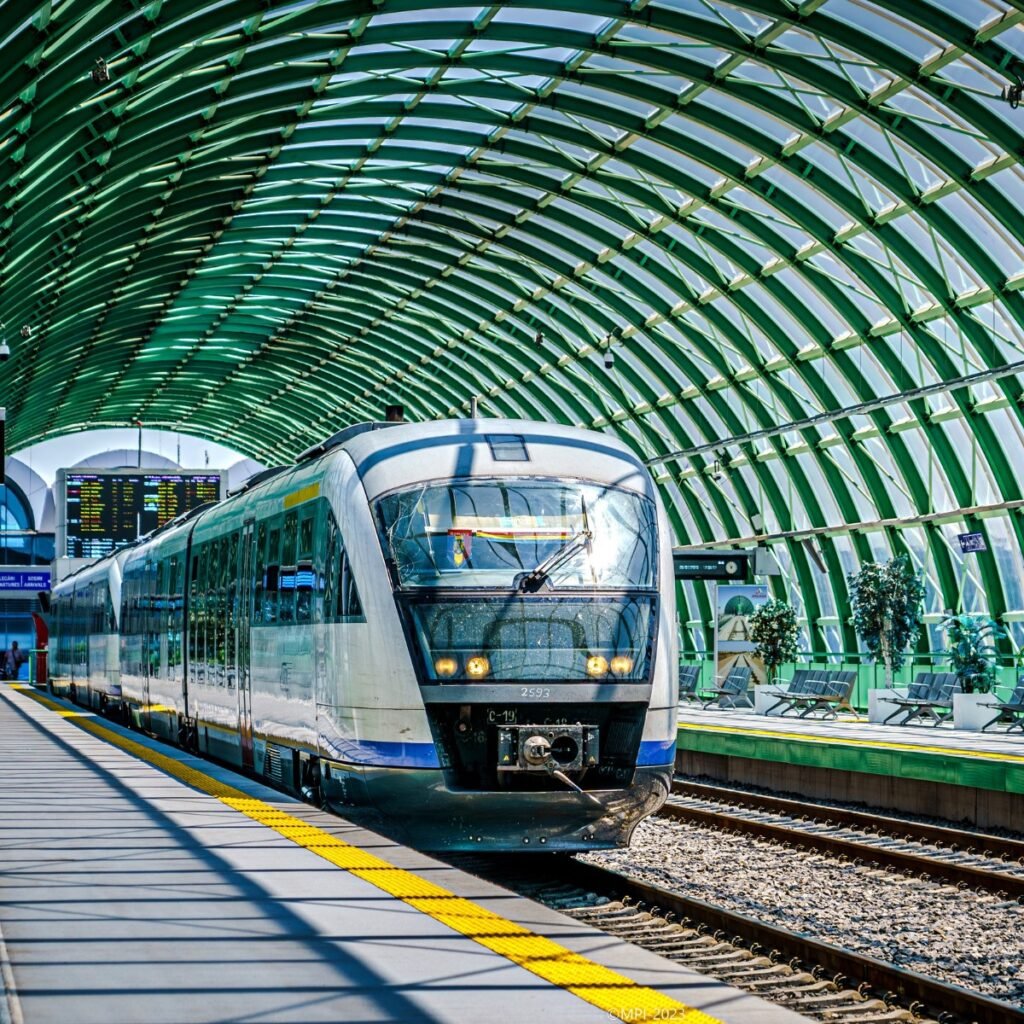 Mersul trenurilor se modifică în septembrie din cauza lucrărilor la infrastructură. Ce rute sunt afectate Mersul trenurilor se modifică în septembrie din cauza lucrărilor la infrastructură. Ce rute sunt afectate