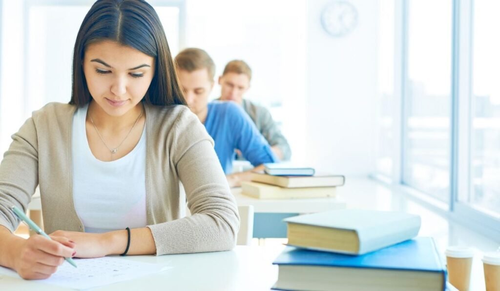 Elevi în timpul examenului