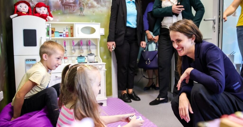 Ministra Oana Țoiu, vizită la spitalul pentru copiii bolnavi de cancer din Kiev, bombardat de ruși și reconstruit într-un an