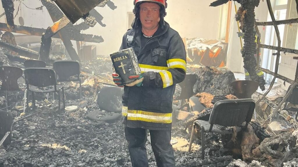 Minune la Strehaia! Pompierii au găsit o biblie neatinsă de flăcări după un incendiu care a afectat o casă și o biserică