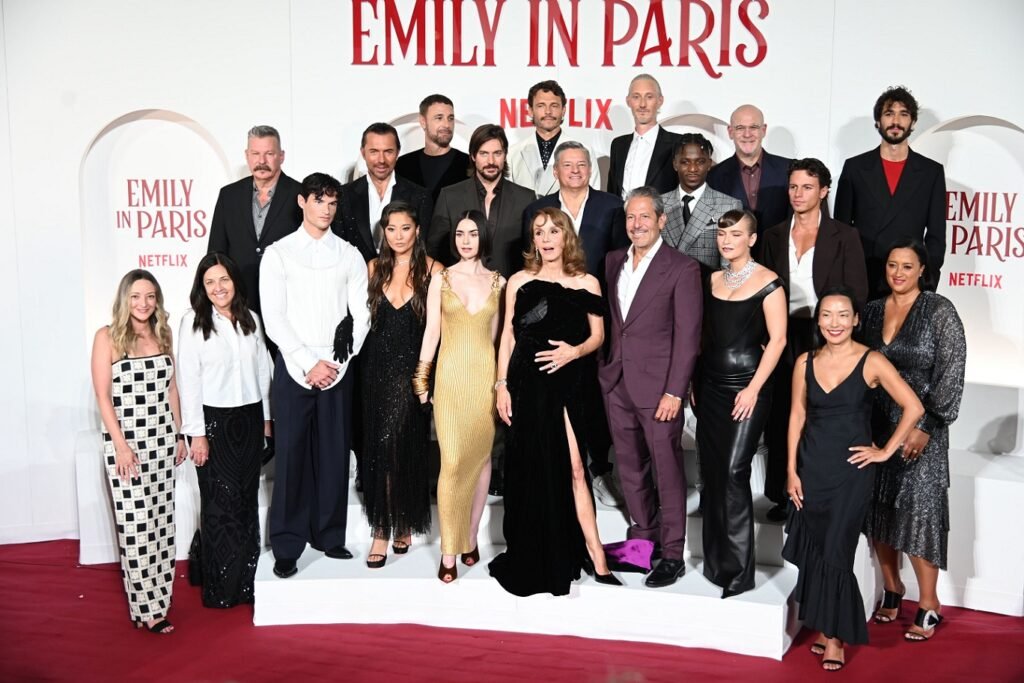 Moarte subită la filmările pentru serialul "Emily in Paris": Producția a fost suspendată