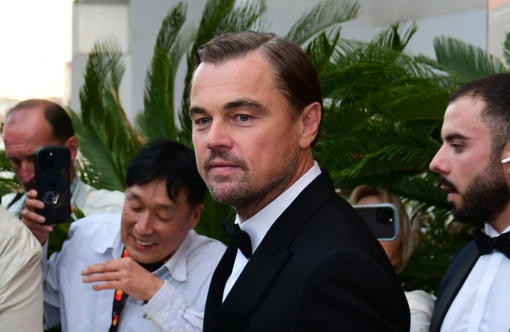 Momentul umilitor când Leonardo DiCaprio este oprit și percheziționat de polițiști. S-a întâmplat în Ibiza Momentul umilitor când Leonardo DiCaprio este oprit și percheziționat de polițiști. Cum au reacționat oamenii legii când l-au recunoscut