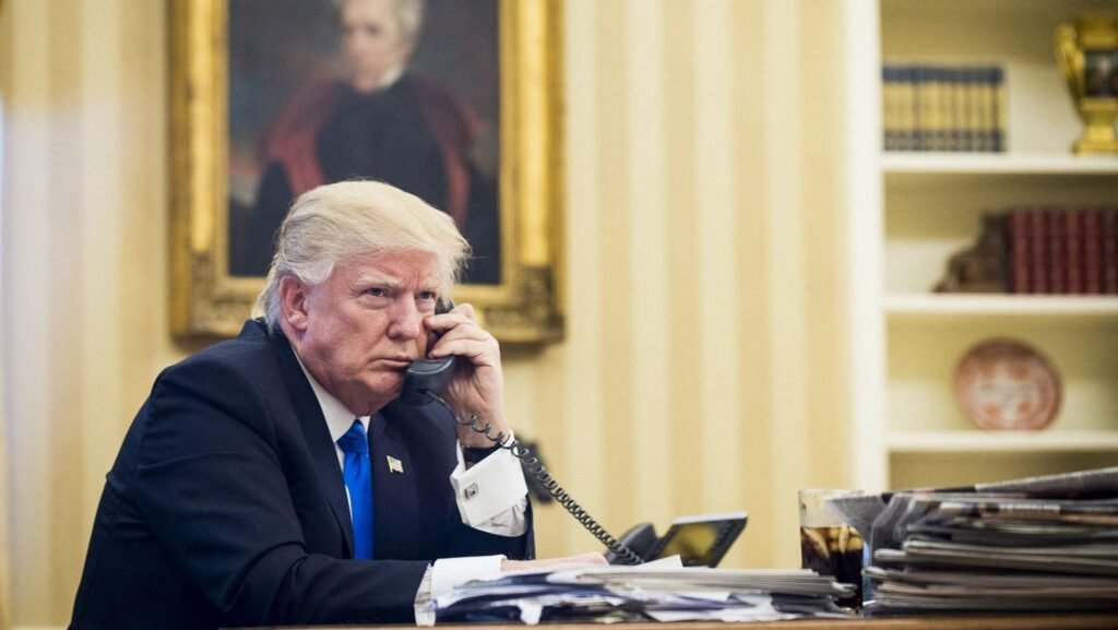 Imagine din ianuarie 2017 cu Donald Trump vorbind la telefon, în Biroul Oval