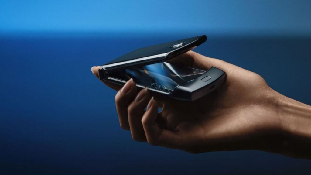 Motorola se reinventează. Telefon de lux decorat cu cristale Swarovski