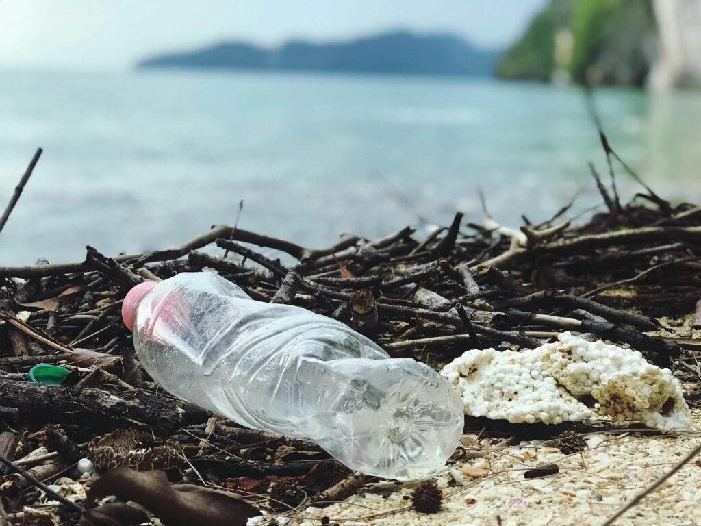 Negocierile pentru tratatul global anti-plastic eșuează la Geneva. Textul acordului, respins de aproape toate delegațiile