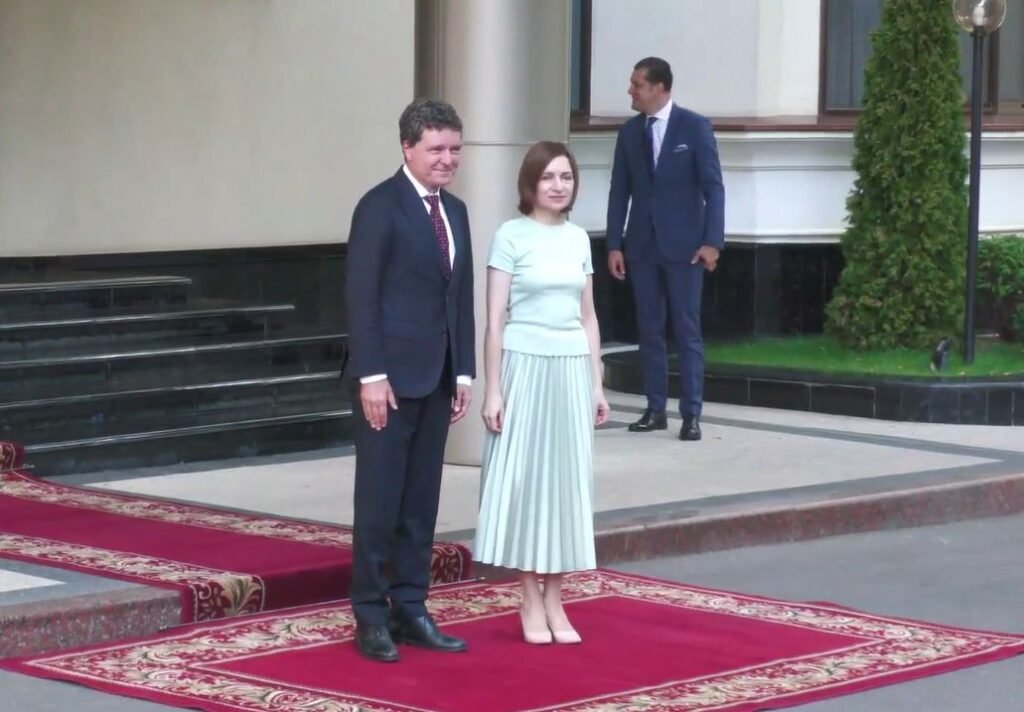 Nicușor Dan, la Chișinău: „Poate n-ar fi rău să copiem Marea Dictare Națională. Am putea să începem cu clasa politică”