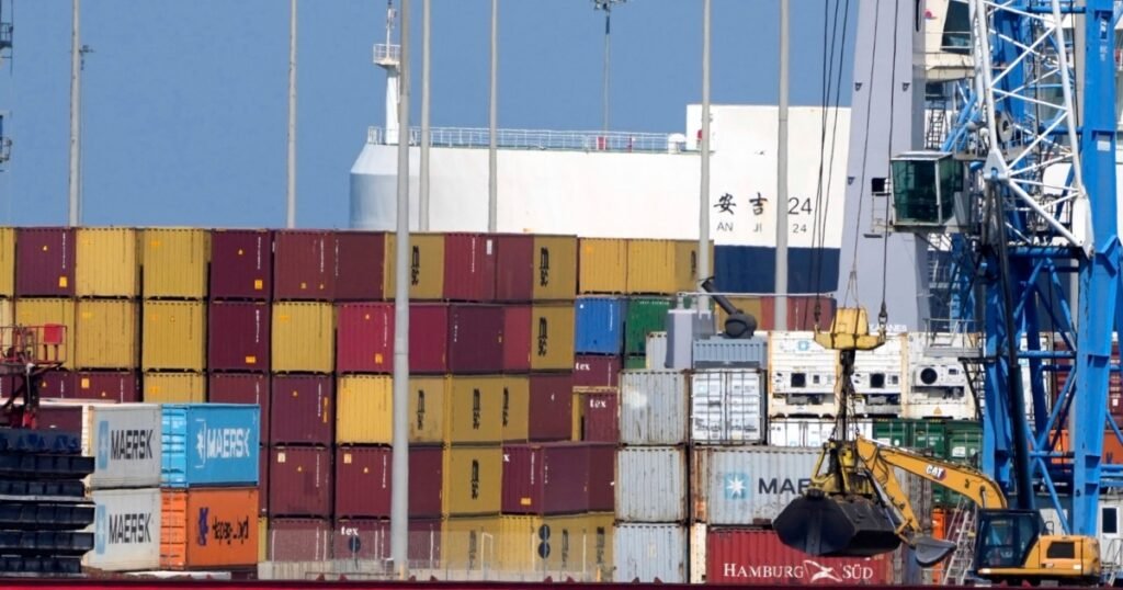 Noile taxe vamale ale lui Trump au intrat în vigoare pentru zeci de țări, cu un impact puternic asupra comerțului global Noile taxe vamale ale lui Trump au intrat în vigoare pentru zeci de țări, cu un impact puternic asupra comerțului global