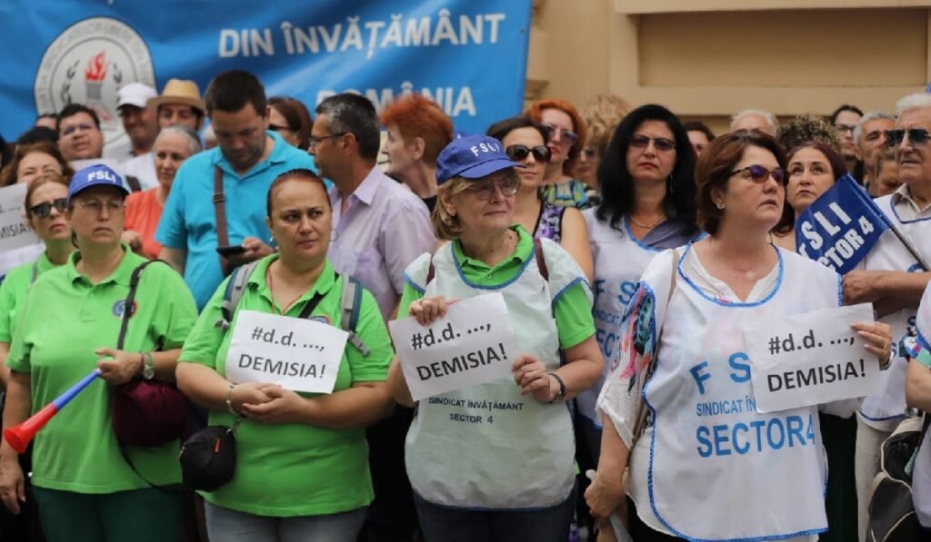 Mai mulți oameni protestează în fața Ministerului Educației - 30 iulie 2025