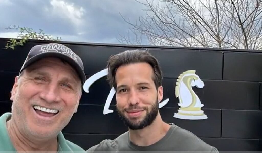 Ron Hubbard alături de Tristan Tate, la reședința fraților Tate din București