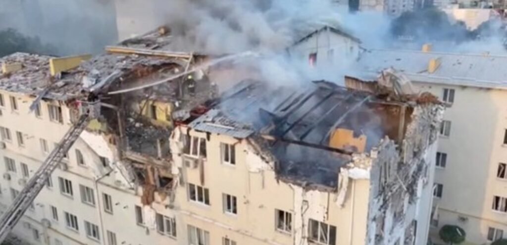 O dronă rusă a lovit un bloc de locuințe în nord-estul Ucrainei provocând ranirea mai multor persoane