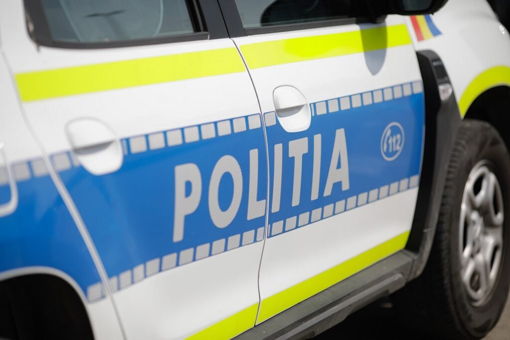 O mașină de poliție aflată în misiune s-a izbit de un alt autoturism, în zona Arcul de Triumf. O polițistă de 22 de ani a ajuns la spital O mașină de poliție aflată în misiune s-a izbit de un alt autoturism, în zona Arcul de Triumf. O polițistă de 22 de ani a ajuns la spital