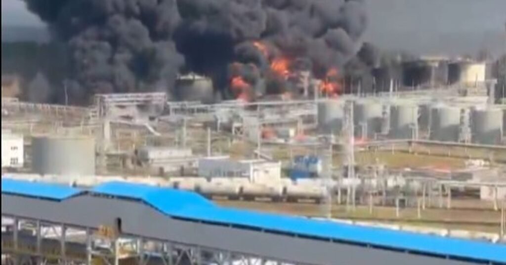O rafinărie din regiunea Rostov arde de patru zile, după un atac cu drone