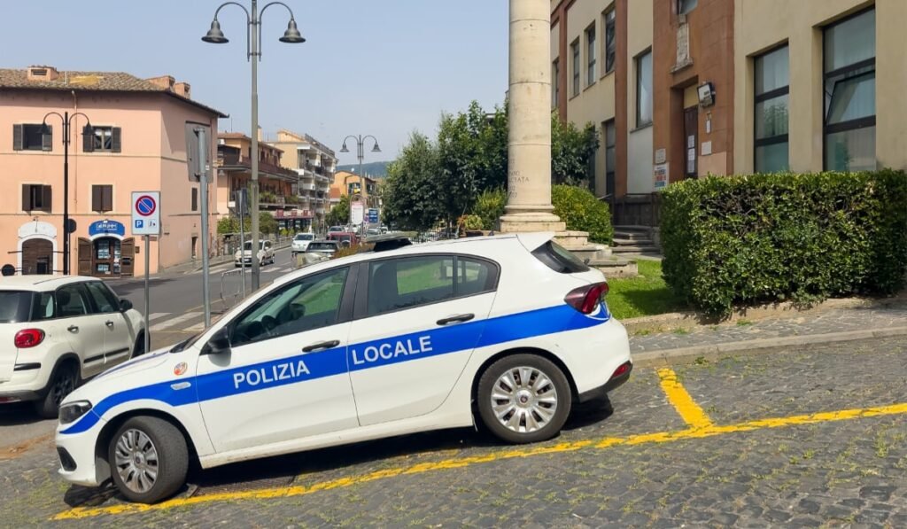 O româncă din Italia a fost găsită moartă în locuința sa: cine a dat alarma O mașină care aparține poliției locale din Italia, parcată.