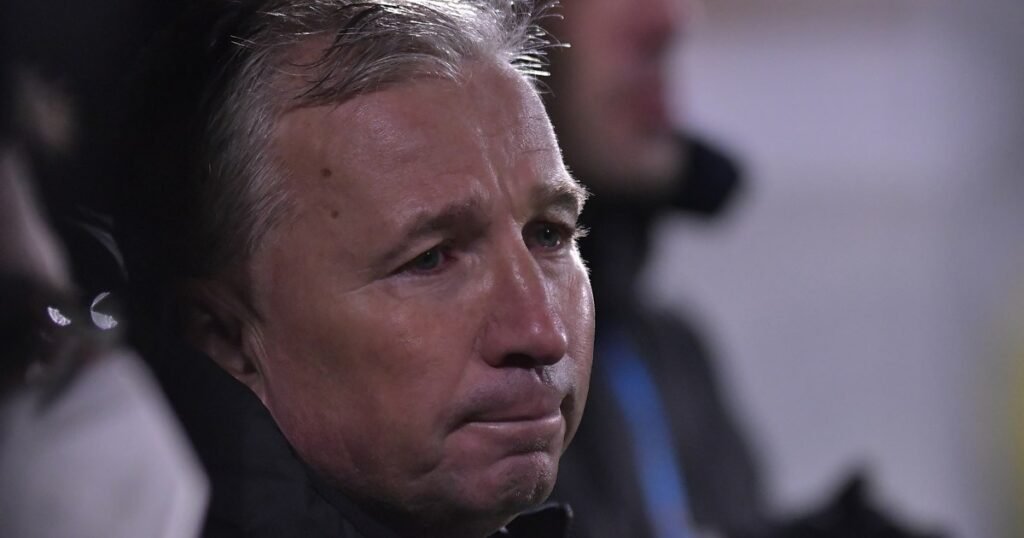 Patronul Ioan Varga a acceptat cu brațele deschise demisa lui Dan Petrescu de la CFR Cluj. „Bine că a fost bărbat” Patronul Ioan Varga a acceptat cu brațele deschise demisa lui Dan Petrescu de la CFR Cluj. „Bine că a fost bărbat”