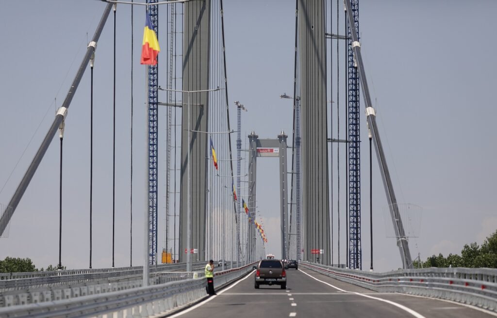 Podul de la Brăila are iar probleme: A apărut apă în asfalt